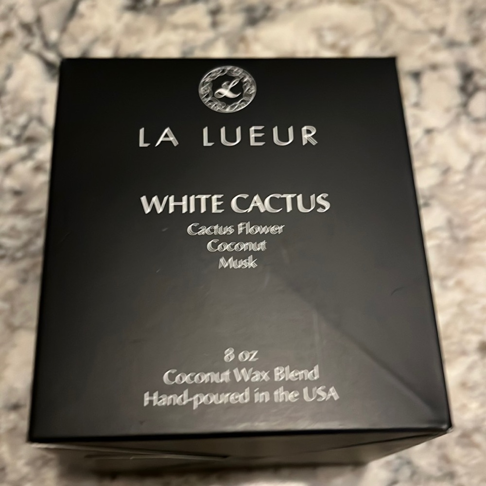 La lueur candle in white cactus scent